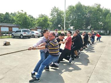勞動最美、團結(jié)拼搏”拔河比賽